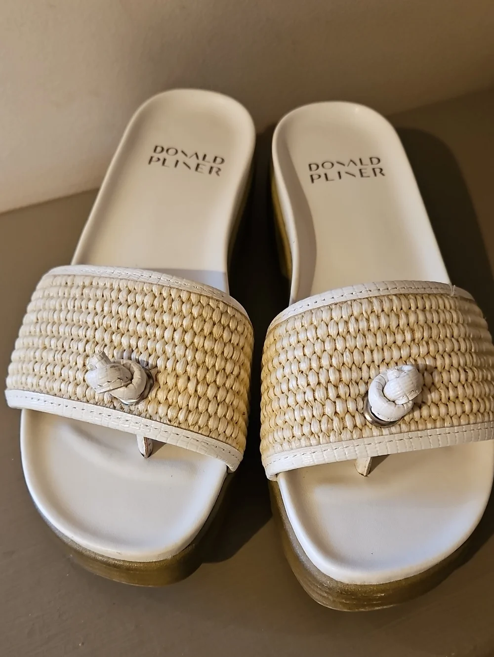 DONALD PLINER WHITE FARRAH SLIDE SANDALS SZ 8